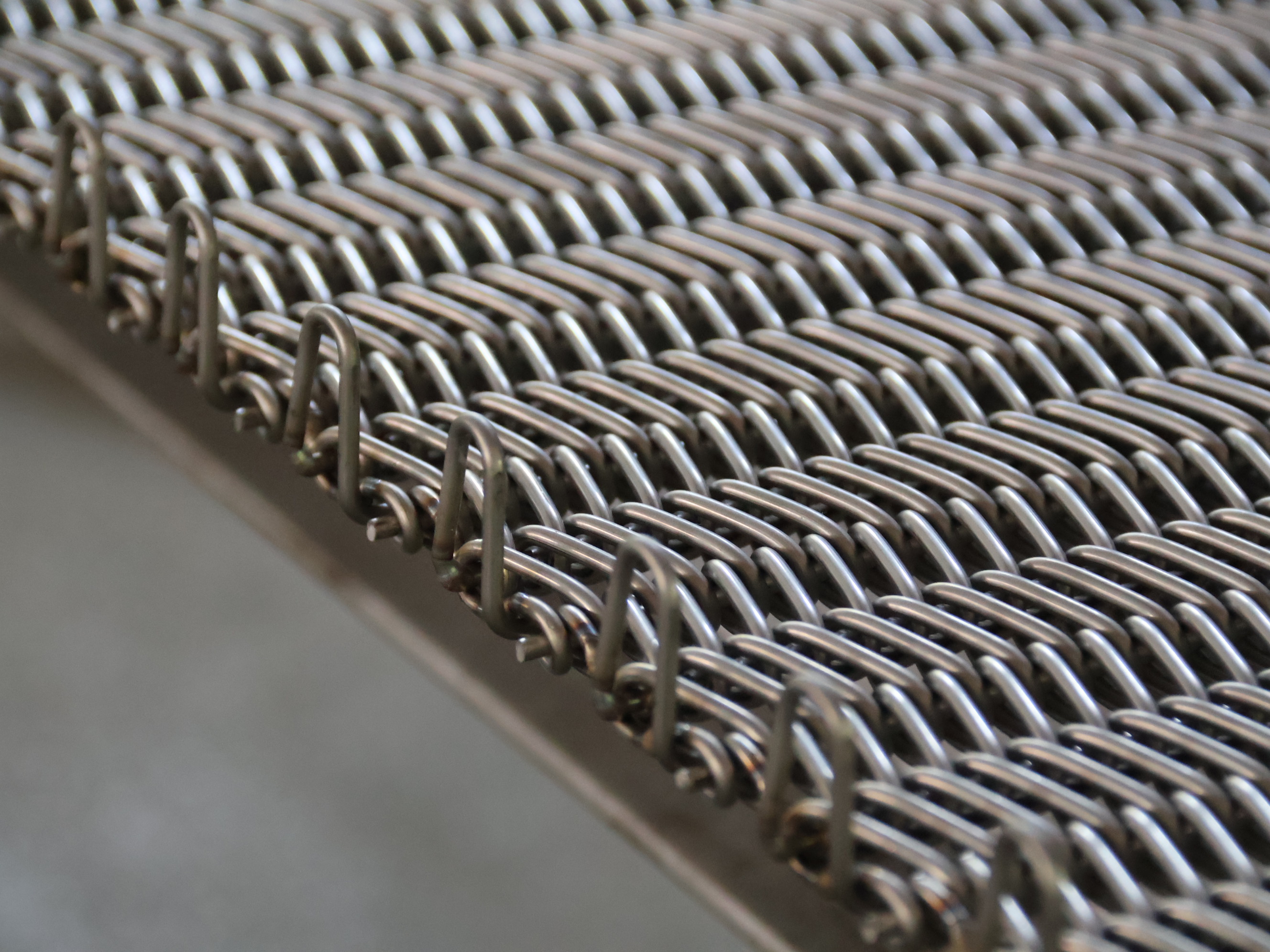 《關西金屬網燒結爐網帶選型攻略：四大核心材質怎么選不踩坑》